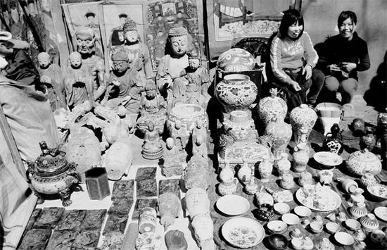 Beijing's Panjiayuan Market is one of most famous antique markets in China. You have to have sharp eyes if you want to find pieces of real value. (Photo:China DailyZhang Wei)