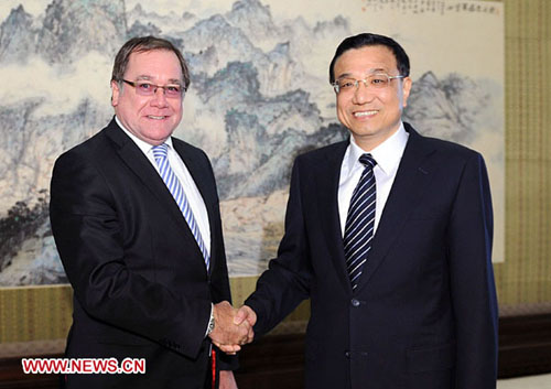 Chinese Vice Premier Li Keqiang (R) meets with New Zealand's Foreign Minister Murray Mccully in Beijing, capital of China, April 5, 2012. (Xinhua/Li Tao)