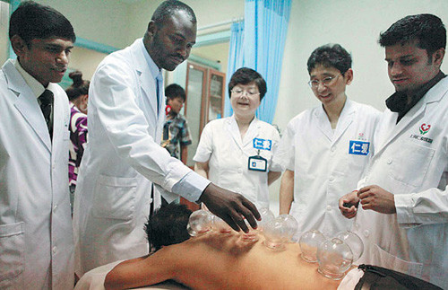 Doctors from Indonesian medical institutions visit a Shanghai hospital in June 2010 to discuss technical issues, including surgical intervention for type 2 diabetes and traditional Chinese acupuncture. [Photo: China Daily]