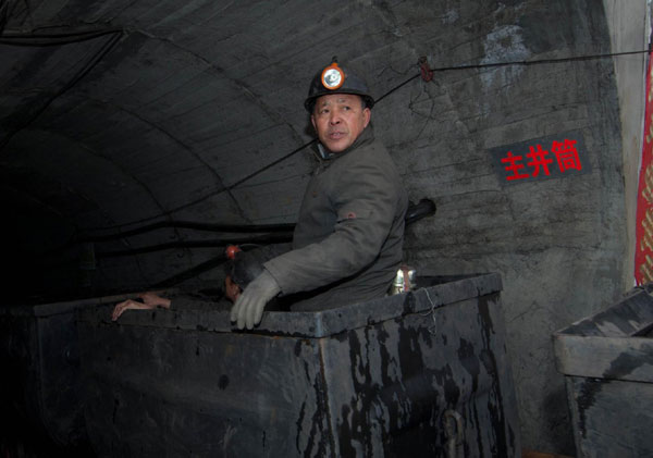 Rescuers enter the coal mine to rescue those left trapped on April 6. [Photo/Xinhua]