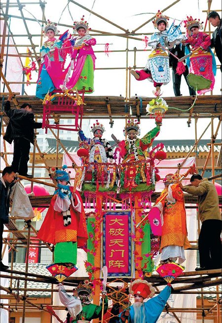 Workers prepare for a cultural heritage expo that kicked off on Friday in Xi'an, capital of Shaanxi province. (Photo by Liu Xiao / Xinhua)