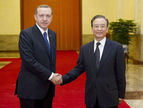 Chinese Premier Wen Jiabao (R) shakes hands with visiting Turkish Prime Minister Recep Tayyip Erdogan at the welcoming ceremony in Beijing, capital of China, April 9, 2012. (Xinhua/Wang Ye)