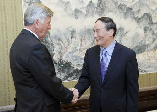 Chinese Vice Premier Wang Qishan (R) shakes hands with Arkansas governor Mike Beebe during a meeting with him in Beijing, capital of China, April 9, 2012. (Xinhua/Zhang Duo)