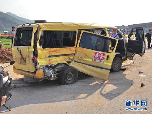 A kindergarten school bus slams into a truck at about 4 p.m. on Monday in the city of Yangchun, Guangdong Province. Two children were killed on the spot. [Photo: Xinhua]