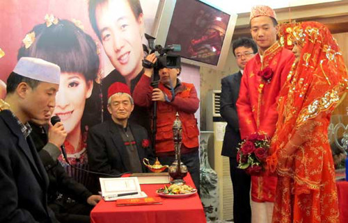 An imam officiates at the wedding of Zhe Yagang (groom) and Yang Liu (bride), who were in traditional Islamic costume, at Hongbinlou, a famous halal restaurant in downtown Beijing, in March. [Photo: Li Yao / China Daily]