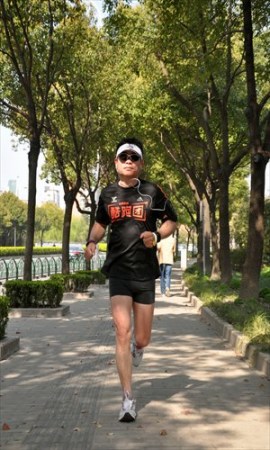 Wen Jianming runs beside Century Park in Pudong. [Photo: Cai Xianmin/GT]