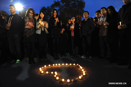 Chinese students participate in a memorial service on campus of the University of Southern California (USC) in Los Angeles, the United States, April 11, 2012.  [Photo: Xinhua/Yang Lei]