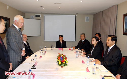 Jia Qinglin (R), chairman of the National Committee of the Chinese People's Political Consultative Conference, meets with Bob Parker, mayor of Christchurch, in Christchurch of southern New Zealand, April 15, 2012. (Xinhua/Yao Dawei)