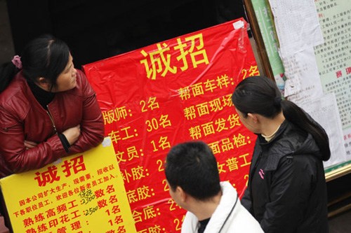 An employment market attracts few job seekers in Jinjiang city, Fujian province, traditionally one of China's largest production bases for shoes and clothing. However, it has continued to see a shortage of labor this year, particularly of skilled workers.