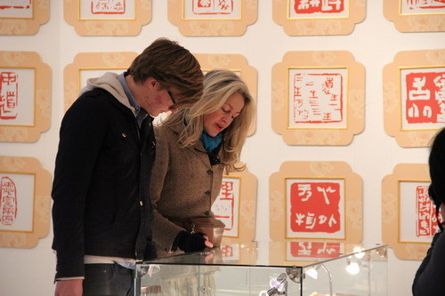 Two visitors at the Chinese seal exhibition in London. [Photo: China Daily]