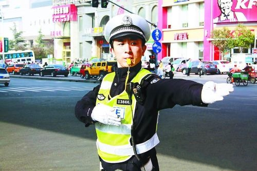 Iron Policeman Hui Miao directs the traffic in Jinan. [File photo]