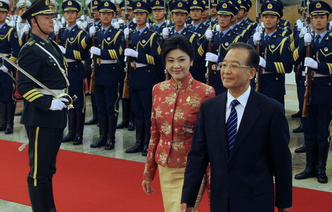 Premier Wen Jiabao greets Thai Prime Minister Yingluck Shinawatra in Beijing on Tuesday. [Photo / China Daily]