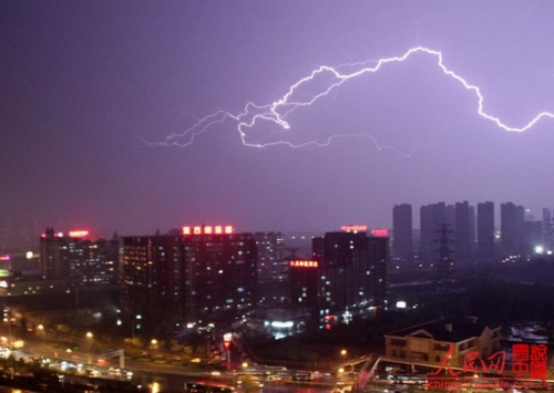 On the evening of April 18, Beijing was hit by lightning storm and there was even hail in some areas. [chinapic.com.cn]