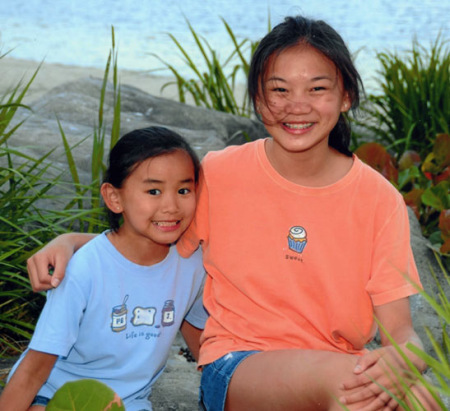 Creighton (right) and Reilly Ward, who were adopted separately by a woman in the United States, later found out they were sisters. They now hope to contact their birth parents in China. [Provided to China Daily]