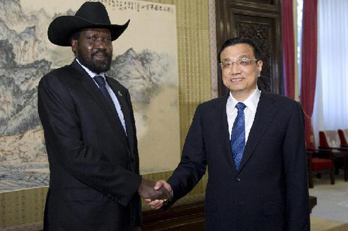 Chinese Vice Premier Li Keqiang (R) shakes hands with South Sudanese President Salva Kiir Mayardit during a meeting with him in Beijing, capital of China, April 25, 2012. (Xinhua/Li Xueren)