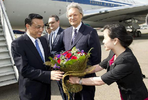 Chinese Vice Premier Li Keqiang (L) is welcomed upon his arrival in Moscow, Russia, April 26, 2012. (Xinhua/Huang Jingwen)