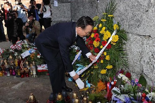 Chinese Premier Wen Jiabao on Friday visited the Auschwitz concentration camp memorial in south Poland, mourning victims of World War II by laying a wreath.