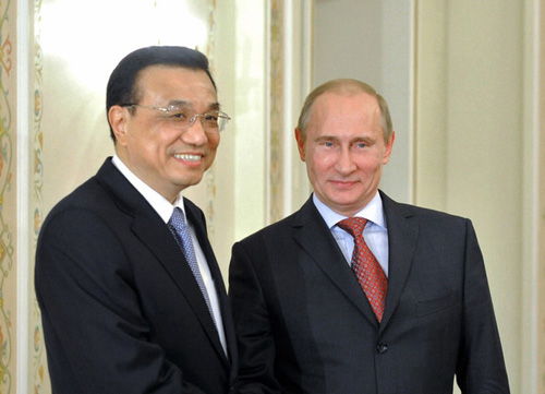 Vice-Premier Li Keqiang meets Russian Prime Minister and President-elect Vladimir Putin at the Novo-Ogaryovo residence outside Moscow on Friday. [Photo/Agencies]