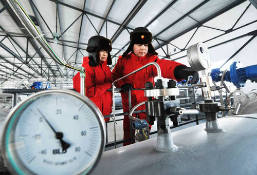 Two workers monitor the China-Russia oil pipeline in Daqing, Heilongjiang province. The pipeline, which went into operation in January last year, can transport about 15 million tons of oil from Russia to China a year. [Photo/Xinhua]