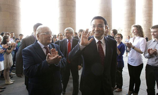 Vice-Premier Li Keqiang is greeted by leaders and students of Moscow State University during his visit on Saturday. [Photo/Agencies]