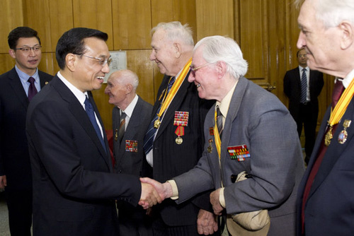 Vice-Premier Li Keqiang meets World War II veterans in Moscow, Russia, on Saturday. Huang Jingwen / Xinhua 