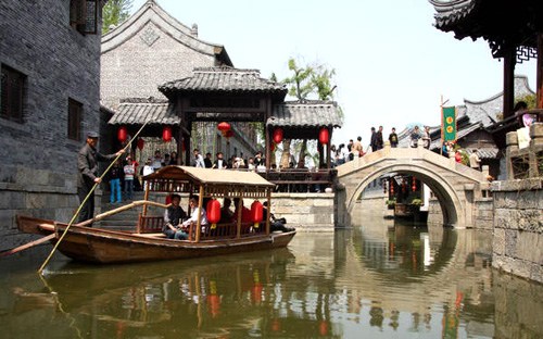 Taierzhuang, famous for its historic sites, has attracted millions of tourists. The local government rebuilt the ancient town by restoring these sites in 2009. The admission price has now more than tripled from its opening of 50 yuan two years ago. Ji Zhe / for China Daily 