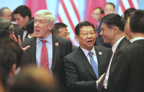 Minister of Commerce Chen Deming (central right) and US Undersecretary of State Robert Hormats (central left) talk with other guests at the fourth round of the China-US Strategic and Economic Dialogue at the Diaoyutai State Guesthouse in Beijing on Thursday. [Photo / China Daily] 