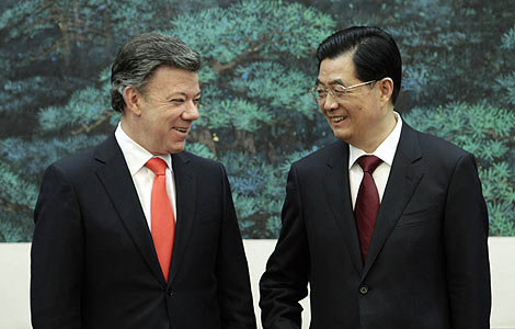  Chinese President Hu Jintao talks with visiting Colombia's President Juan Manuel Santos in the Great Hall of the People in Beijing, May 9, 2012. [Photo by Wu Zhiyi/Asianewsphoto] 