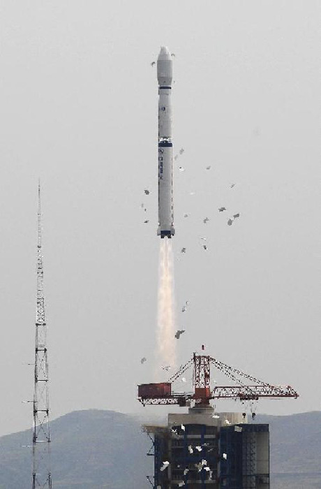 Carrier rocket Long March 4-B, carrying Remote Sensing Satellite No. 14, blasts off at Taiyuan Satellite Launch Center in north China's Shanxi Province, May 10, 2012. The Long March 4-B was launched at 3:06 p.m. and it also sent Tiantuo-1 Satellite into space. (Xinhua/Wang Shen)