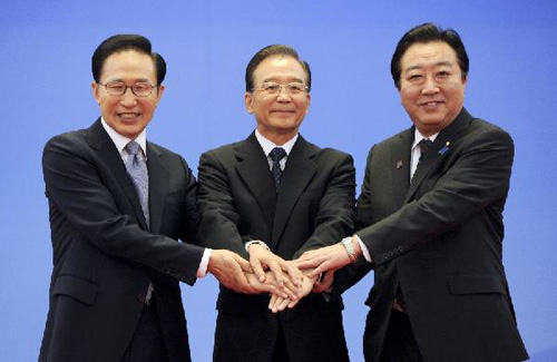 Chinese Premier Wen Jiabao (C), President of the Republic of Korea (ROK) Lee Myung-bak (L) and Japanese Prime Minister Yoshihiko Noda (R) shake hands during the fifth meeting of the leaders of China, Japan and the ROK at the Great Hall of the People in Beijing, capital of China, May 13, 2012. The meeting kicked off in Beijing on Sunday morning. (Xinhua/Zhang Duo)