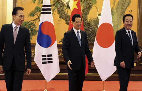 President Hu Jintao, the Republic of Korea President Lee Myung-bak (left) and Japan's Prime Minister Yoshihiko Noda pose for photographers during their meeting in Beijing on Monday. [Photo by Kim Byong-man / Yonhap via reuters] 