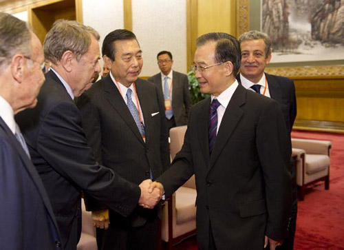 Chinese Premier Wen Jiabao (Front, R) meets with the representatives attending a high-level economic forum in Beijing, capital of China, May 15, 2012. Trade and investment organizations from over 30 countries and regions participated in the forum. (Xinhua/Huang Jingwen)