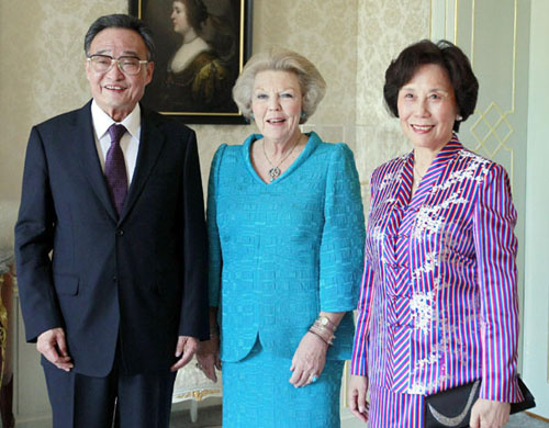 Dutch Queen Beatrix (L) meets visiting Chinese top legislator Wu Bangguo (L) and his wife in Hague, the Netherlands, May 15, 2012. [Photo/Xinhua]