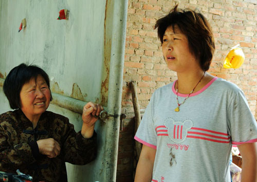 Having lived in a house 50 meters from the landfill for many years, Du Na (right), a 35-year-old villager in Yuanfuzhuang, says that if she was able to afford to move, she would not allow her two children to grow up in a polluted area. 