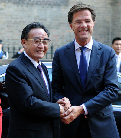 Wu Bangguo (L), chairman of the Standing Committee of China's National People's Congress (NPC), meets with Caretaker Dutch Prime Minister Mark Rutte in the Hague, the Netherlands, May 15, 2012. (Xinhua/Liu Jiansheng)