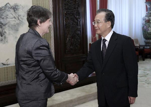 Chinese Premier Wen Jiabao (R) meets with Helen Clark, administrator of the United Nations Development Programme (UNDP), in Beijing, capital of China, May 17, 2012. (Xinhua/Pang Xinglei) 