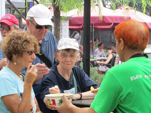 Guests are invited to sample some home-made ice cream, and learn how to make organic soybean milk. [Photos provided to China Daily]