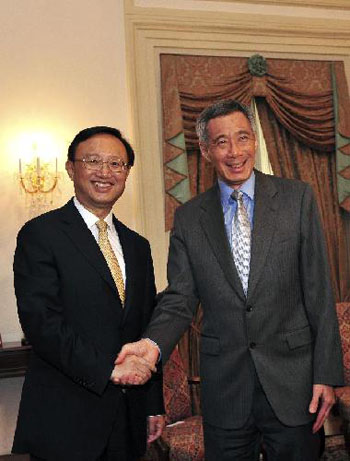 Singapore Prime Minister Lee Hsien Loong (R) meets with visiting Chinese Foreign Minister Yang Jiechi in Singapore on May 28, 2012. (Xinhua/Then Chih Wey)