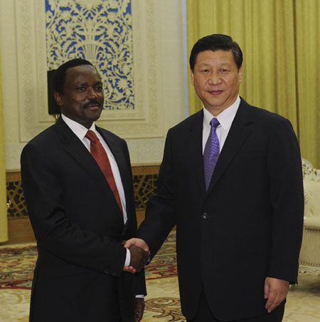 Chinese Vice President Xi Jinping (R) meets with Kenyan Vice President Stephen Kalonzo Musyoka who is here to attend the first Beijing International Fair for Trade in Services, in Beijing, capital of China, May 29, 2012. (Xinhua/Rao Aimin)