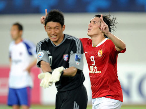 Cleverson Gabriel Cleo (right) of Guangzhou Evergrande celebrates after scoring a goal during the match against Japan's FC Tokyo, in Guangzhou city, South China's Guangdong province on May 30, 2012.[Photo/Xinhua]