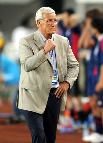 Italian elite coach Marcello Lippi of Guangzhou Evergrande reacts after his player Cleverson Gabriel Cleo scoring a goal during the match against Japan's FC Tokyo, in Guangzhou city, South China's Guangdong province on May 30, 2012.[Photo/Xinhua]