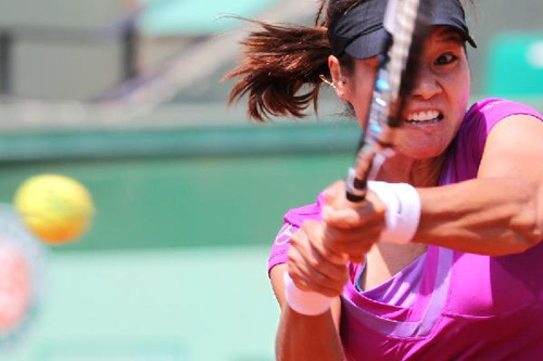 Li Na of China hits a return to Christina McHale of the United States during the women's singles third round match at the French Open tennis tournament in Paris, France, June 2, 2012. Li won 2-1. (Xinhua/Gao Jing)