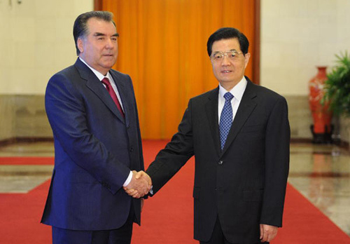 Chinese President Hu Jintao (R) shakes hands with his Tajik counterpart Emomali Rahmon during a welcoming ceremony for Rahmon at the Great Hall of the People in Beijing, capital of China, June 5, 2012. (Xinhua)