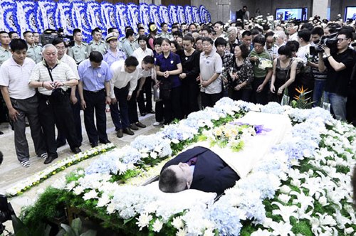 People bid farewell to Wu Bin, a bus driver who ignored fatal injuries caused by flying metal debris to make sure that 24 passengers he was transporting were safe. A memorial service was held for him at Hangzhou Funeral Home in Zhejiang province on Tuesda