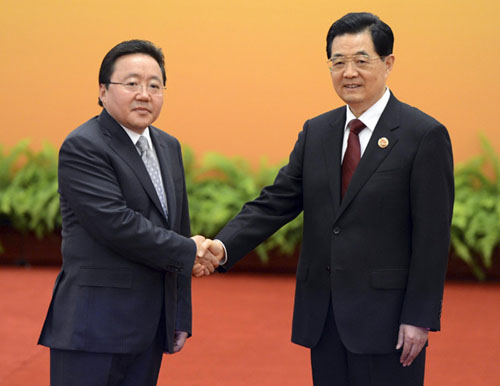 Chinese President Hu Jintao (R) shakes hands with Mongolia President Tsakhiagiin Elbegdorj at the Shanghai Cooperation Organization (SCO) summit in the Great Hall of the People in Beijing June 7, 2012.  [Photo/Agencies]