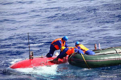 Technicians unleash China's manned deep-sea submersible, Jiaolong, June 15, 2012. China's manned deep-sea submersible, Jiaolong, made its first dive in the Mariana Trench on Friday, as part of a bid to go down as deep as 7,000 meters. The dive, which is t