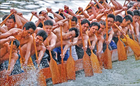 A dragon boat race in Guangzhou, capital of Guangdong province, on June 18.