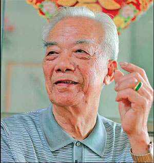 Feng Huainu, 82, is one of a few dragon boat masters in Guangdong province.