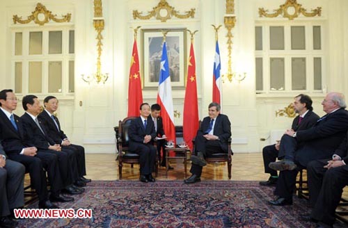 Chinese Premier Wen Jiabao (L, back) meets with Chilean Senate President Camilo Escalona (R, back) in Santiago, Chile, June 26, 2012. (Xinhua/Zhang Duo)