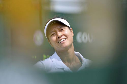 Li Na of China reacts during her women's singles tennis match against Ksenia Pervak of Kazakhstan at the Wimbledon tennis championships in London June 25, 2012. [Photo/Agencies]